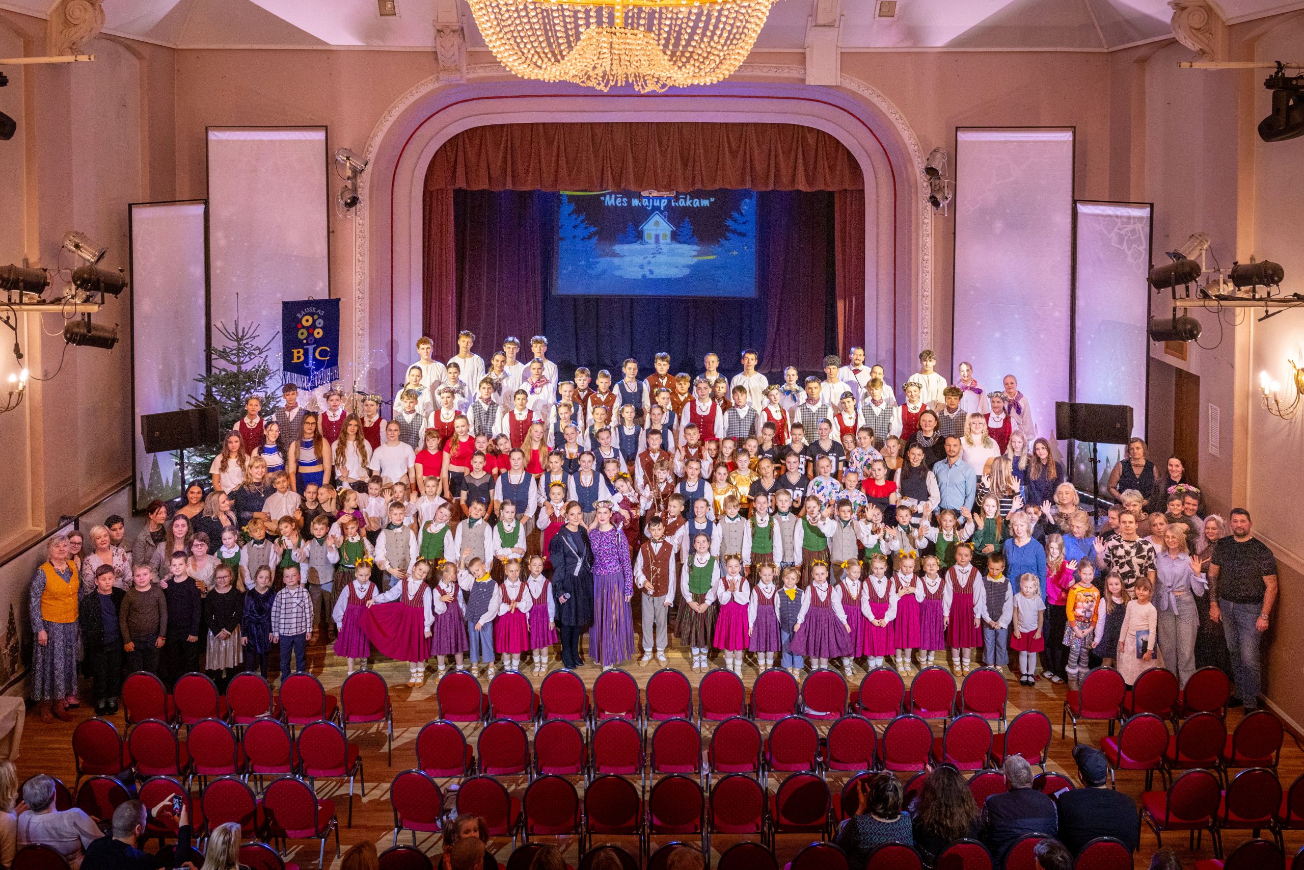 “Mēs mājup nākam” — skaistākie koncerta mirkļi fotogrāfijās “Mēs mājup nākam” — skaistākie koncerta mirkļi fotogrāfijās