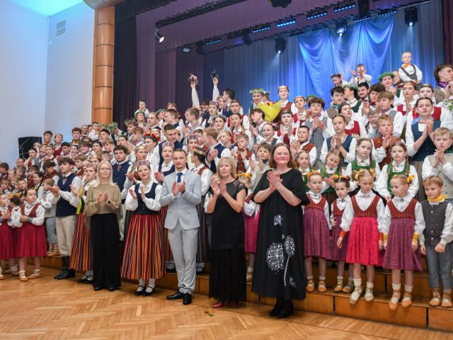 Aizvadīts DK “Mēmelīte” 35 gadu jubilejas koncerts “Treju upju vidiņā”