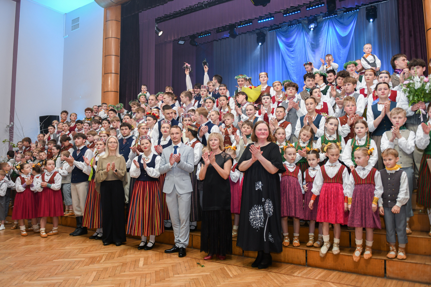 Aizvadīts DK “Mēmelīte” 35 gadu jubilejas koncerts “Treju upju vidiņā” Aizvadīts DK “Mēmelīte” 35 gadu jubilejas koncerts “Treju upju vidiņā”